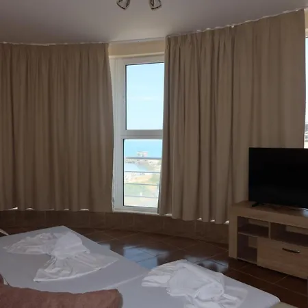 Апартамент Goldenseaview 2 *